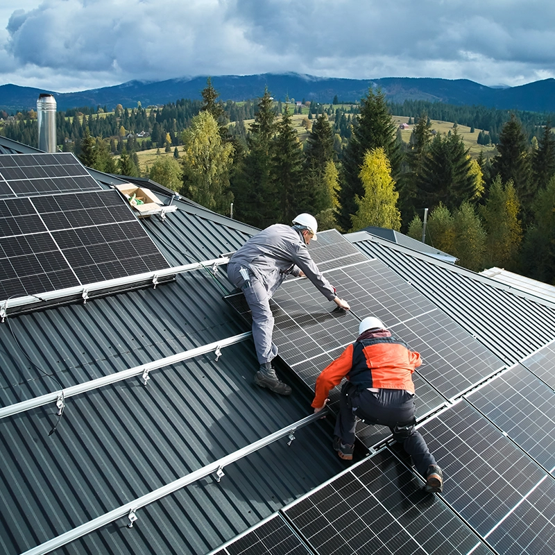 Pose de panneaux solaires sur un toit par des techniciens.