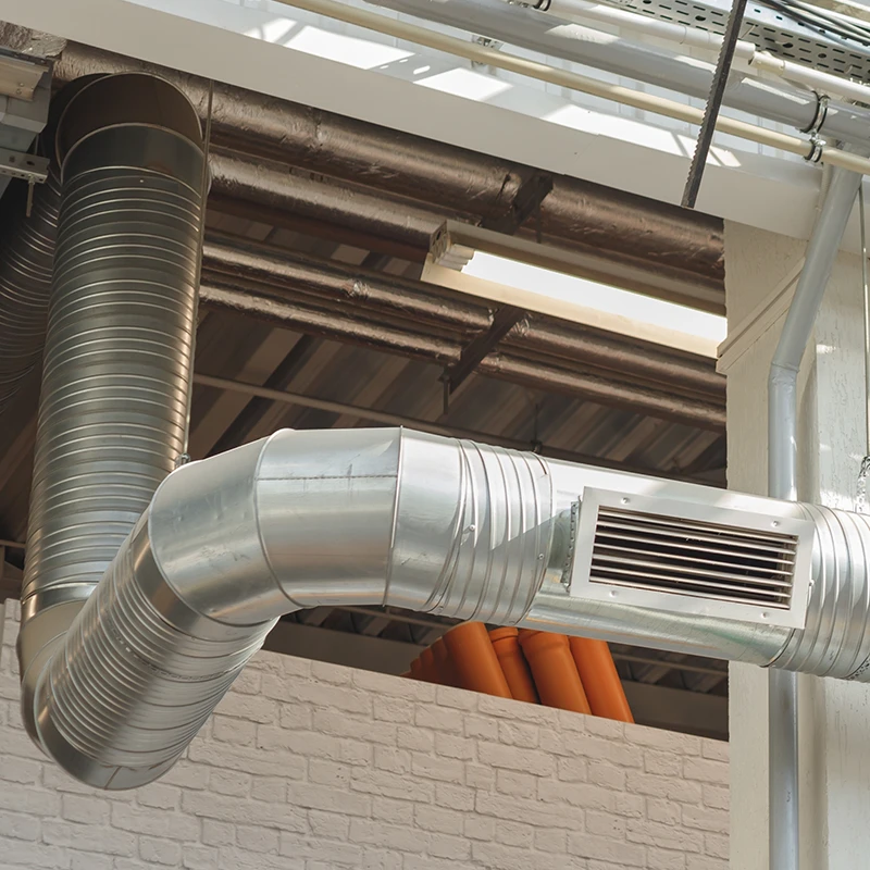 Conduits de ventilation industrielle en métal installés au plafond