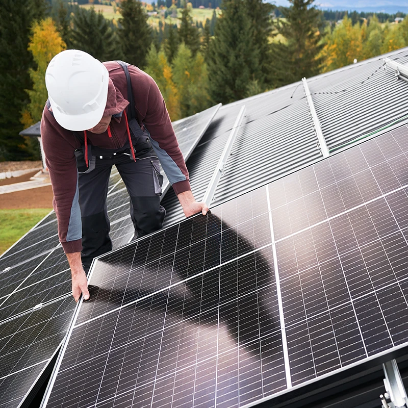 Installation de panneaux solaires sur un toit par un technicien