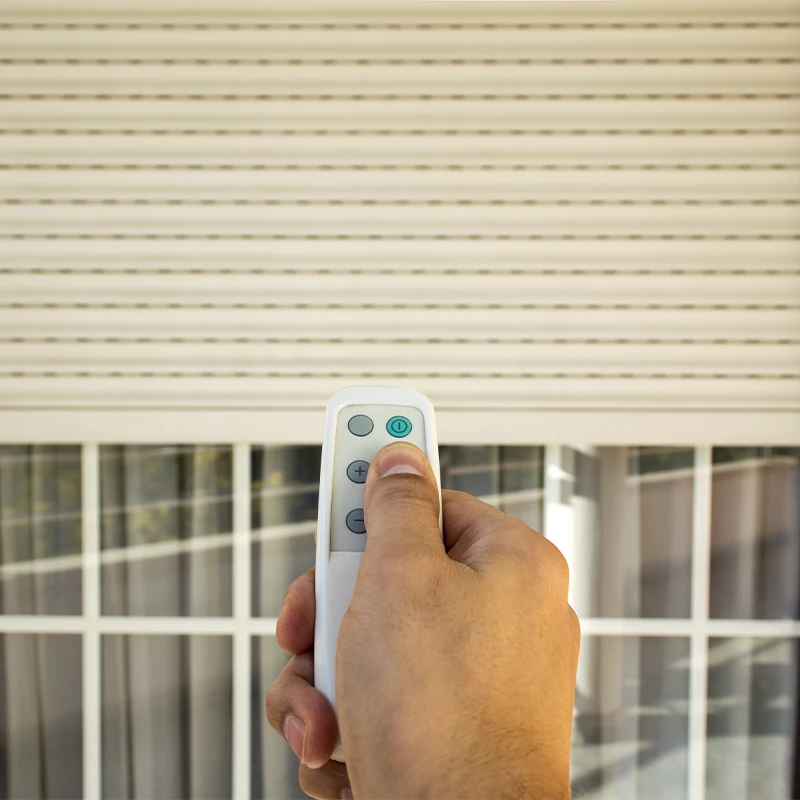 Utilisation d'une télécommande pour ouvrir ou fermer un volet roulant automatique