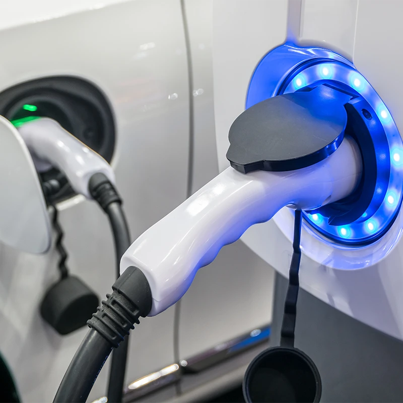 Câble de recharge connecté à une voiture électrique