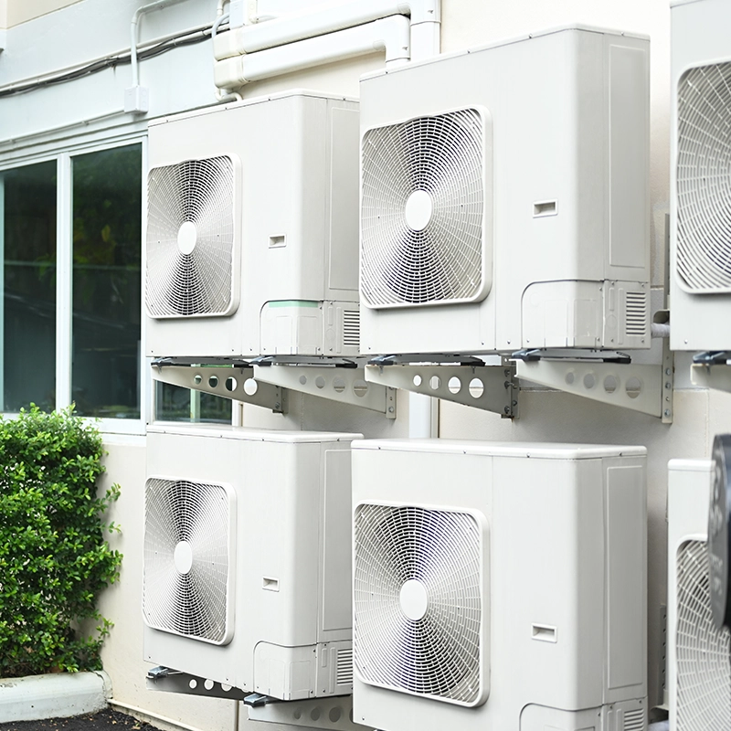 Unité de climatisation extérieure sur le mur d’un bâtiment