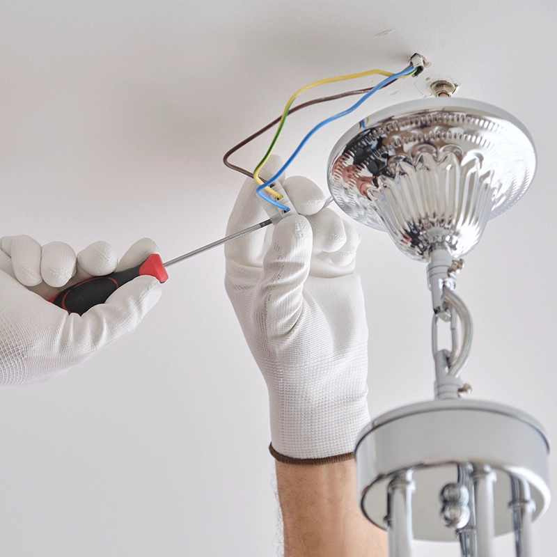 Installation d’un plafonnier par un électricien